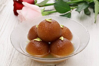 Ev yapımı gulab jamun, geleneksel Hint tatlısı.
