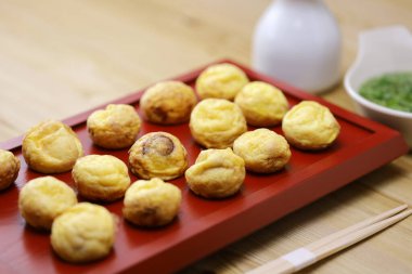 Japon yemeği. Akashiyaki (Takoyaki 'nin kökeni.) Yumurta zengini bir hamurdan ve ahtapottan yapılmış yuvarlak köfteler. Yemeden önce Dashi 'ye daldım. Takoyaki ile karşılaştırıldığında, Akashiyaki 'nin daha yumuşak, daha yumurta gibi bir dokusu var..