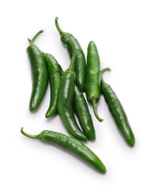 Serrano biberleri beyaz arkaplanda izole edilmiş