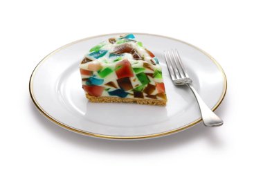 Terrazzo cheesecake, beyaz arka planda izole edilmiş ev yapımı pişirilmemiş tatlı.