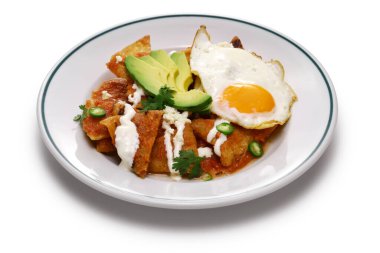 Salsa roja soslu chilaquiles, Meksika kahvaltısı.