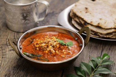 Matki usal (filizlenmiş güve fasulyesi körisi), Hint Maharashtrian mutfağı