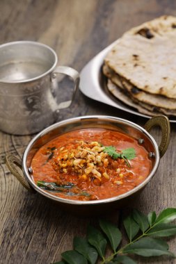 Matki usal (filizlenmiş güve fasulyesi körisi), Hint Maharashtrian mutfağı