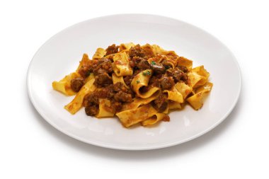 Kuzu soslu ev yapımı pappardelle makarna. İtalyan mutfağı. Pappardelle al ragu dagnello, ev yapımı büyük, çok geniş, kuzu soslu düz makarna..