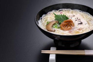 Nyumen, haşlanmış somen (undan yapılan ince erişte. Sıcak erişte çorbasıyla kurutulmuş olarak satıldı. Japon mutfağı..