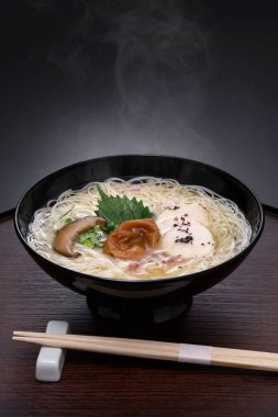 Nyumen, haşlanmış somen (undan yapılan ince erişte. Sıcak erişte çorbasıyla kurutulmuş olarak satıldı. Japon mutfağı..