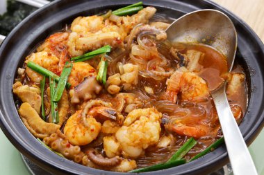 Nak-Gop-Sae Güney Kore 'nin Busan şehrinde ahtapot, sığır eti ve karides içeren baharatlı bir çorbadır..