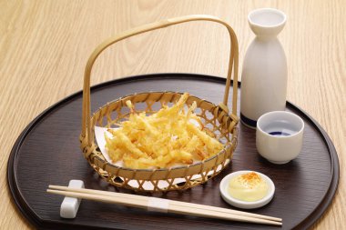 Sakiika (işlenmiş mürekkep balığı) tempura, Japon bira aperatifi