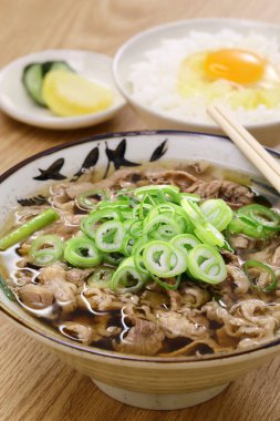 Japonya 'da özel bir Osaka yemeği. Nikusui, ince dilimlenmiş, soya soslu, bonito aromalı et çorbası..