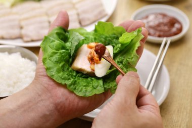 Bossam (yapraklı sebzelerle sarılmış domuz eti), Kore mutfağı