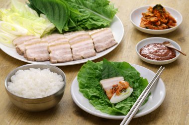 Bossam (yapraklı sebzelerle sarılmış domuz eti), Kore mutfağı