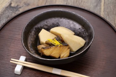 Ebi-imo (karides şeklinde taro) kurutulmuş morina balığı ile kaynadı. Japon geleneksel mutfağı (Kyoto 'dan yerel yemek)).