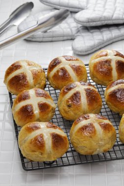 Ev yapımı sıcak haç çörekleri, Paskalya boyunca Britanya 'da yaygın olarak yenen bir ekmek..