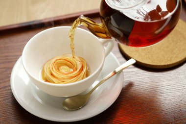 Elma çayını gül çiçeği gibi demlemeyi. Meyve suyu..