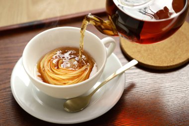 Elma çayını gül çiçeği gibi demlemeyi. Meyve suyu..