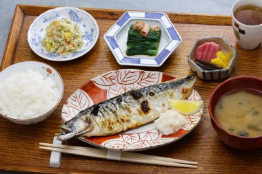 Japon usulü ızgara balık, çorba ve kurutulmuş uskumru dahil üç tabak..