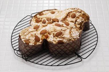 Kolomba Paskalyası, güvercin şeklinde geleneksel İtalyan paskalya ekmeği..