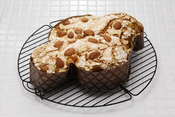 Kolomba Paskalyası, güvercin şeklinde geleneksel İtalyan paskalya ekmeği..