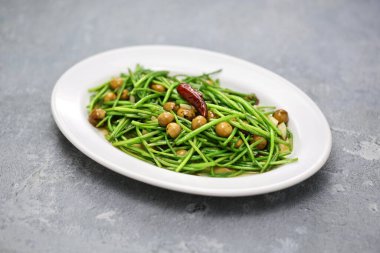 Karıştırılmış beyaz su tanecikleri, turşulu Cordia dichotoma meyveleriyle birlikte. Tayvan mutfağı..