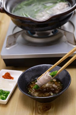 Beyaz su taneleri ve domuz göbeği shabu-shabu, sıcak tencere.