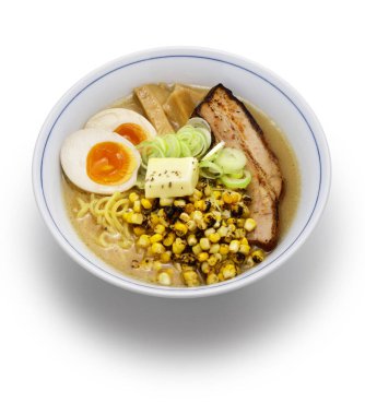 Izgara mısır, tereyağı, rafadan yumurta, kızarmış domuz ve bambu filizli Japon miso eriştesi..