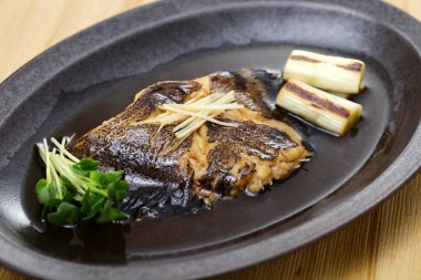 Tatlandırılmış soya sosu bazlı dashi, Japon mutfağında haşlanmış balık.