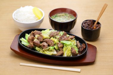 Kızarmış domuz eti, biftek, lahana, Japon yemeği.