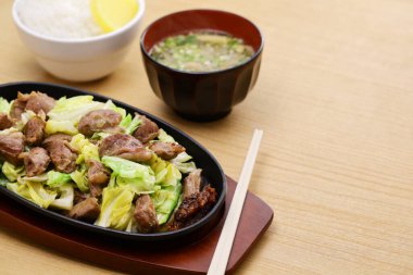 Kızarmış domuz eti, biftek, lahana, Japon yemeği.