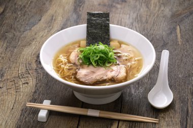 Soya soslu ramen çorbası, Japon yemeği.