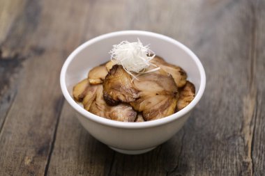 Chashu domuz pirinci kasesi, Japon ramen restoranlarının standart menülerinden biri..