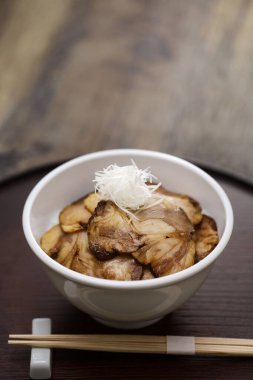 Chashu domuz pirinci kasesi, Japon ramen restoranlarının standart menülerinden biri..