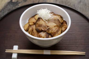 Chashu domuz pirinci kasesi, Japon ramen restoranlarının standart menülerinden biri..