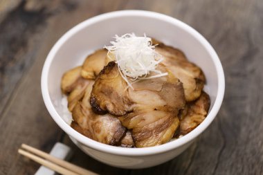 Chashu domuz pirinci kasesi, Japon ramen restoranlarının standart menülerinden biri..