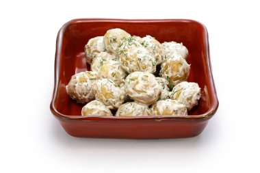 Dereotlu ve ekşi kremalı yeni patatesler. Yaz ortasını kutlayan İsveç yemekleri..