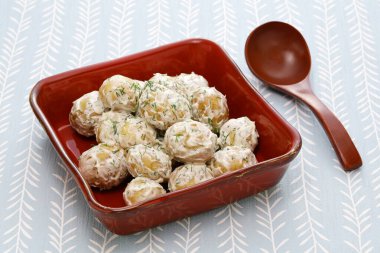 Dereotlu ve ekşi kremalı yeni patatesler. Yaz ortasını kutlayan İsveç yemekleri..