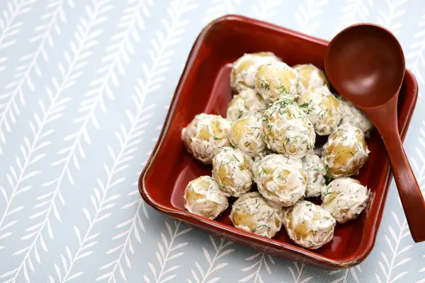 Dereotlu ve ekşi kremalı yeni patatesler. Yaz ortasını kutlayan İsveç yemekleri..