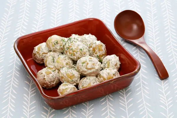 Dereotlu ve ekşi kremalı yeni patatesler. Yaz ortasını kutlayan İsveç yemekleri..