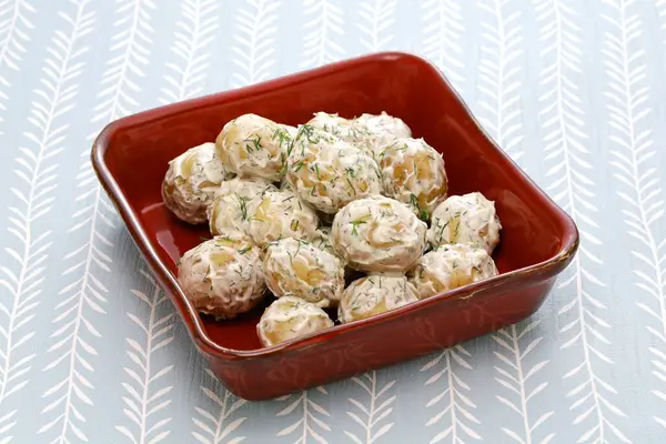 Dereotlu ve ekşi kremalı yeni patatesler. Yaz ortasını kutlayan İsveç yemekleri..