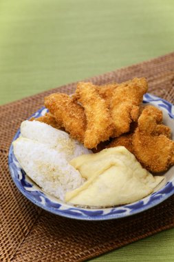 Inarizushi (bol yağda kızartılmış fasulyeli pilav) ve sarımsaklı tavuk, Japonya 'da Okinawa yemeği..