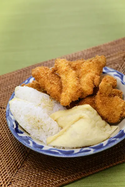 Inarizushi (bol yağda kızartılmış fasulyeli pilav) ve sarımsaklı tavuk, Japonya 'da Okinawa yemeği..