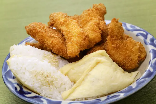 Inarizushi (bol yağda kızartılmış fasulyeli pilav) ve sarımsaklı tavuk, Japonya 'da Okinawa yemeği..