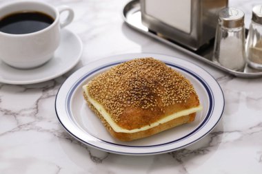 BMO (Bolle med ost), peynirli ve çırpılmış tereyağlı Danimarka ekşi ekmekli sandviç