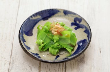 Kaynamış Otaniwatari (yeni kuş yuvası eğreltiotu filizleri), Japon Okinawa mutfağı