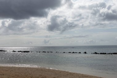 Okyanusun güzel bir görüntüsü ve arka planda bulutlu bir gökyüzü