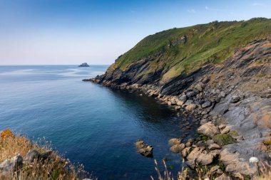 Güney Cornwall sahil kayalıkları ve İngiliz kanalı, Mavi gökyüzü ve derin mavi deniz. Rocky kıyı şeridi