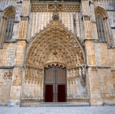 Ana kapı. Batalha, Mosteiro de Santa Maria da Vitoria manastırı UNESCO 'nun dünya mirası olarak listelenmiştir. Lisboa 'nın kuzeyinde turistik bir yer. Avrupa, Güney Avrupa, Portekiz