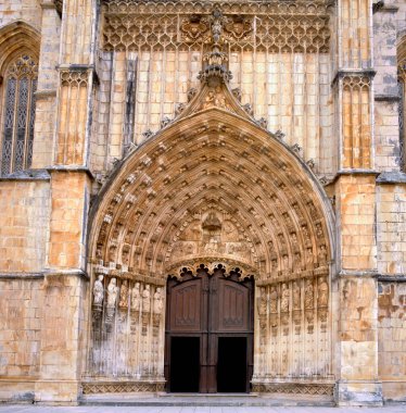 Batalha, Mosteiro de Santa Maria da Vitoria manastırının ana kapısı UNESCO dünya mirası bölgesi olarak listelenmiştir. Lisboa 'nın kuzeyinde turistik bir yer. Avrupa, Güney Avrupa, Portekiz