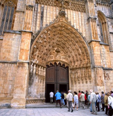 BATALHA, PORTUGAL-APRIL 08, 2022: UNESCO dünya mirası olarak listelenen Batalha, Mosteiro de Santa Maria da Vitoria manastırının ana kapısı. Lisboa 'nın kuzeyinde turistik bir yer. Avrupa, Güney Avrupa, Portekiz