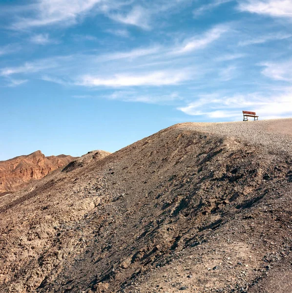 Hill Met Een Bankje Bij Zabrisky Point Death Valley National — Stockfoto