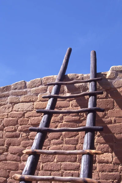 ホピ族インディアンが建てたキヴァまたは部屋の入り口にはしごを再構築 — ストック写真